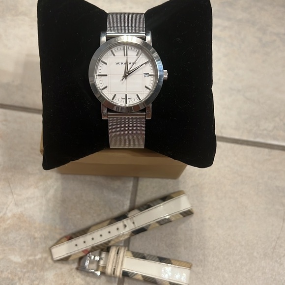 Authentic Burberry watch - Picture 3 of 9